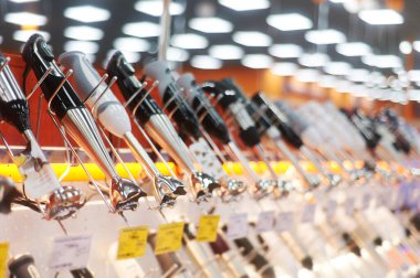 Vitrindeki vitrinde bir sürü mikser satılıyor. İndirim ya da satış kavramı