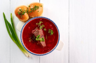 Beyaz masa üstünde pampuşka, domuz yağı ve soğanlı borç. Borsch geleneksel Ukrayna mutfağı kırmızı çorbadır. Pancar, patates, et, havuç, lahana ve sarımsaklı. Uzayı kopyala en üstteki görünüm