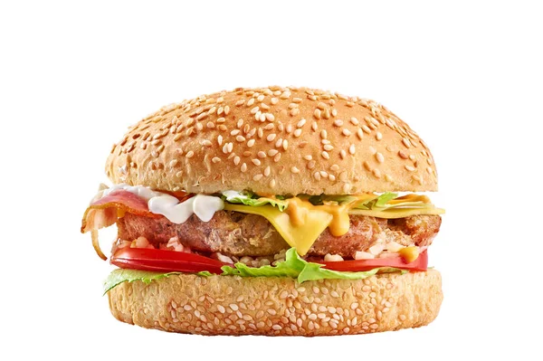 Büyük tavuk pirzolası, çedar peyniri, pastırma, domates ve beyaz arka planda izole edilmiş karamelli soğan..