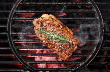 Izgarada deniz tuzu, baharat ve biberiye rostosu ile biftek. Izgarada Tütsülenmiş Biftek.