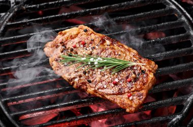 Izgarada deniz tuzu, baharat ve biberiye rostosu ile biftek. Izgarada Tütsülenmiş Biftek.