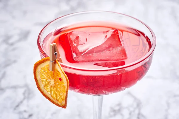 Cocktail Rouge Avec Gros Morceau Glace Décoré Une Tranche Orange — Photo