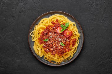 Siyah tabakta siyah arka planda spagetti bolonez. Bolonez sosu klasik İtalyan mutfağıdır. Popüler İtalyan yemekleri..