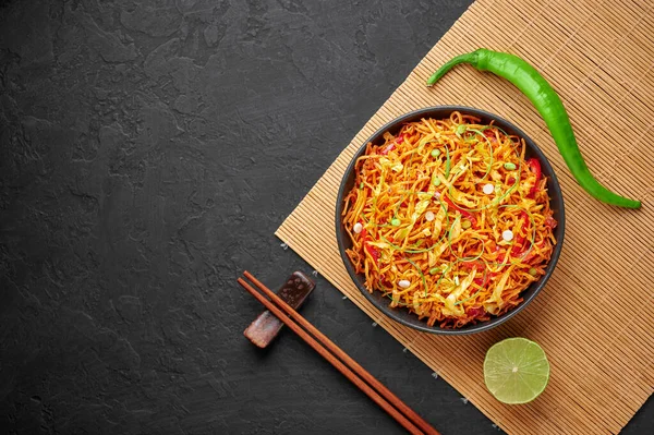 접시에 중국의 Chinese Bhel 음식으로 셰즈완 소스로 요리이다 — 스톡 사진