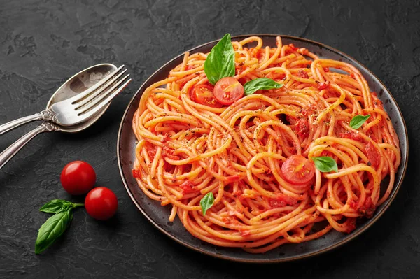 Tomato Spaghetti Чорній Пластині Темному Фоні Аркуша Tomato Sauce Pasta — стокове фото