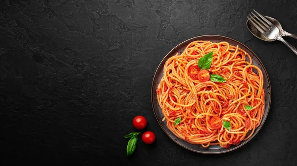 Pomidorowe Spaghetti Czarnym Talerzu Ciemnym Tle Łupkowym Sos Pomidorowy Makaron — Zdjęcie stockowe