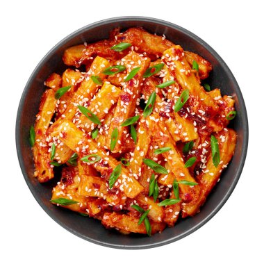 Bal biberli patates ya da siyah kasedeki Schezwan Aloo beyaz arka planda izole edilmiş. Kırmızı biberli patates Hint-Çin mutfağıdır. Otantik Asya yemekleri. Hint yemeği. Üst görünüm.