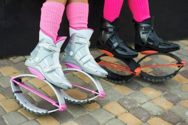Kangoo kadınların bacaklarına zıplama botları. Pembe ve siyah