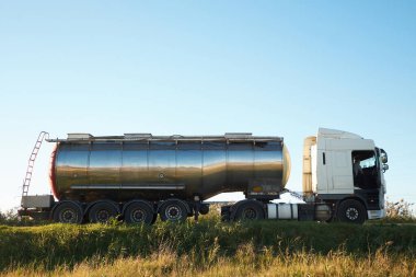 Açık kabin kapısı ve kamyoncusu olan benzin deposu yolda. yakıt ve petrol taşımacılığı