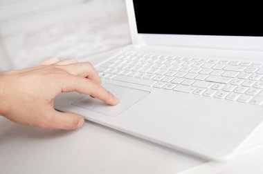 Beyaz klavyede parmaklarıyla yazı yazan adamlar. beyaz biçim çalışma alanı teknikleri