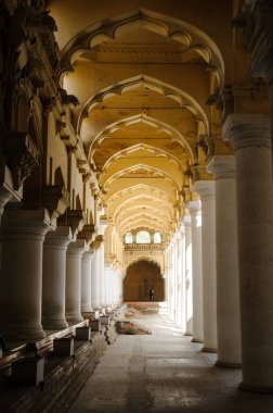 Hint mimarisinin fotoğrafı. Madurai 'deki 13umalai Nayakkar Mahal sarayı.
