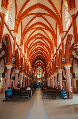 Madurai 'deki Saint Mary Katolik Katedrali' nin iç mimarisinin fotoğrafı.