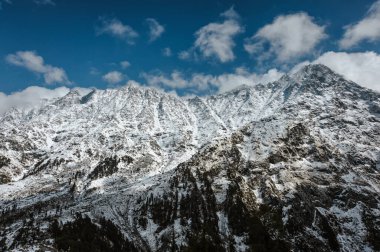 Karlı Himalayalar Dağı Ay Tepesi tepeleri, İndarhar geçidi, Dhauladhar Sıradağları bulutlu gökyüzü