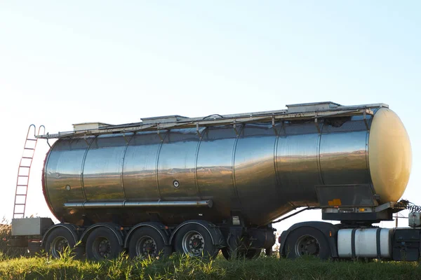Açık kabin kapısı ve kamyoncusu olan benzin deposu yolda. yakıt ve petrol taşımacılığı