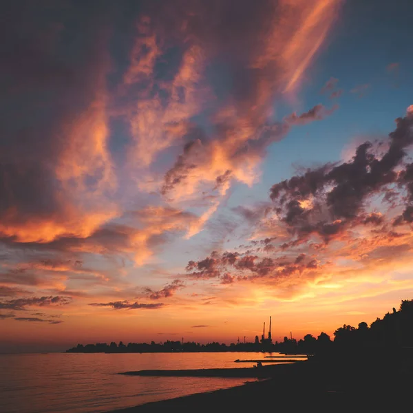 Magnifique Coucher Soleil Rouge Avec Des Nuages Orange Dessus Littoral — Photo