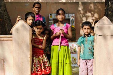 Annesi kameraya bakan bir grup fakir Hintli çocuk. 11 Şubat 2018 Puttaparthi, Hindistan