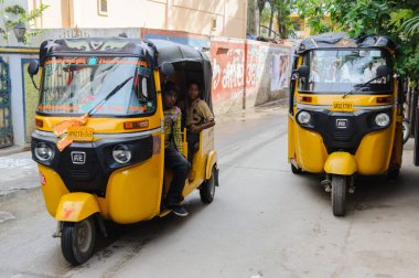 İki Hintli moto rickshaws tuk tuk 11 Şubat 2018 Puttaparthi, Hindistan