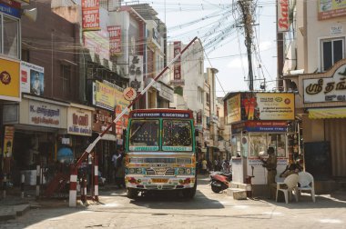 Hint otobüsü şehirdeki bariyerlerin arasından geçiyor. 23 Şubat 2018 Madurai, Hindistan