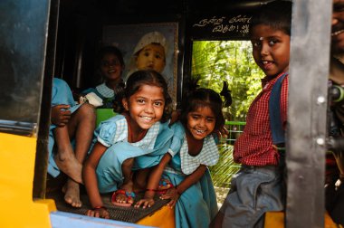 23 Şubat 2018 Madurai, Hindistan. Bir grup Hintli kız öğrenci Tuk Rickshaw 'da kameraya gülümsüyor.