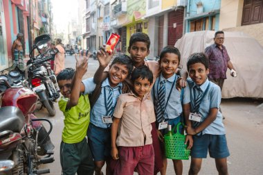 23 Şubat 2018 Madurai, Hindistan 'da Hintli öğrenciler poz veriyor.