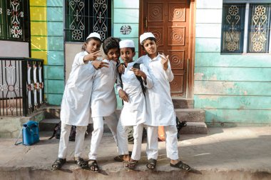 Hintli Müslüman öğrenciler dışarıda poz veriyorlar, 23 Şubat 2018 Madurai, Hindistan