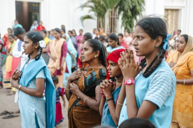 Hint Hıristiyan kalabalığı, 23 Şubat 2018 Madurai, Hindistan 'daki Saint Mary Katolik Katedrali' nde namaz kılıyor..