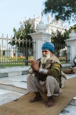 Eski Hint Sih 'i altın tapınağın yakınında dua ediyor. 26 Şubat 2018 Amritsar, Hindistan.