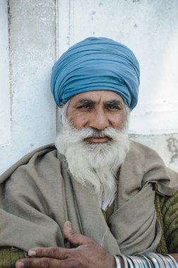 Yaşlı Hintli Sih kameraya bakıyor. 26 Şubat 2018 Amritsar, Hindistan.