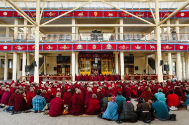 Büyük bir grup Tibetli Budist keşiş meditasyon pratiği öğreniyor. 2 Şubat 2018 Hindistan, Dharamsala