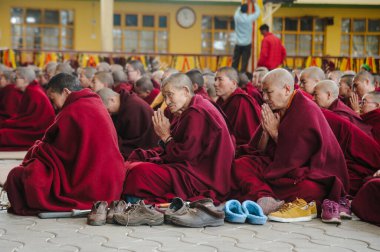 Büyük bir grup Tibetli Budist keşiş meditasyon pratiği öğreniyor. 2 Şubat 2018 Hindistan, Dharamsala