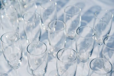 Pek çok boş şarap kadehinin deseni. Yemek servisi. Hoş geldin içki servisi.