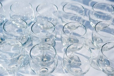 Pek çok boş şarap kadehinin deseni. Yemek servisi. Hoş geldin içki servisi.