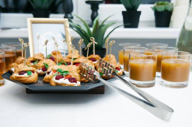 Beyaz masada meyve suyu ve meyveli kakaolu tatlı ikram..