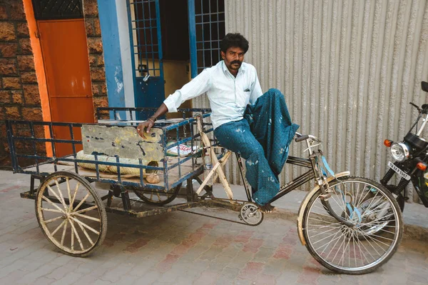 Rickshaw Indien Assis Sur Son Véhicule Février 2018 Madurai Inde — Photo