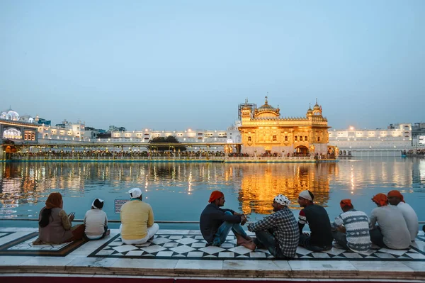 Group Indian Sikhs Mans Sits Water Golden Temple Night February — Foto de Stock