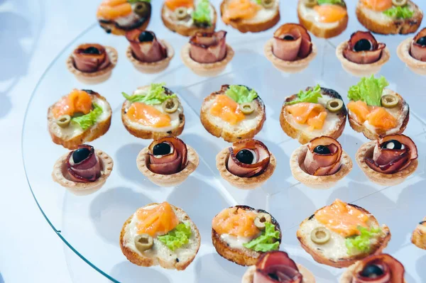 Canape Set Mit Lachsfisch Und Fleisch Der Luxuriösen Rezeption Catering — Stockfoto