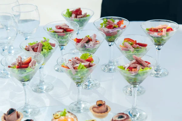 Weingläser Mit Salat Und Fleischjause Der Rezeption Catering Imbiss — Stockfoto