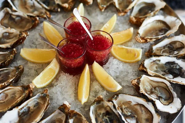 Soslu ve limonlu istiridye. Restoran yemeği. Yakın çekim