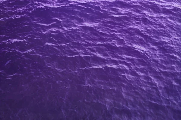 Ultraviolet Zeewater Oppervlak Met Paarse Golven Achtergrond Trendy Kleurtextuur — Stockfoto