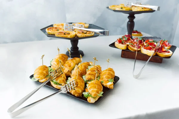 Gemüsebrötchen Und Süße Cackes Weißen Tisch Catering Konzept — Stockfoto