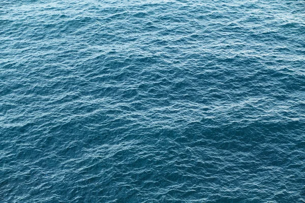 Μπλε Θάλασσα Ήρεμη Υφή Του Νερού Φωτεινά Κύματα — Φωτογραφία Αρχείου