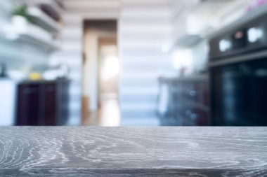 Gri ahşap masa ile bulanık mutfak arka planı