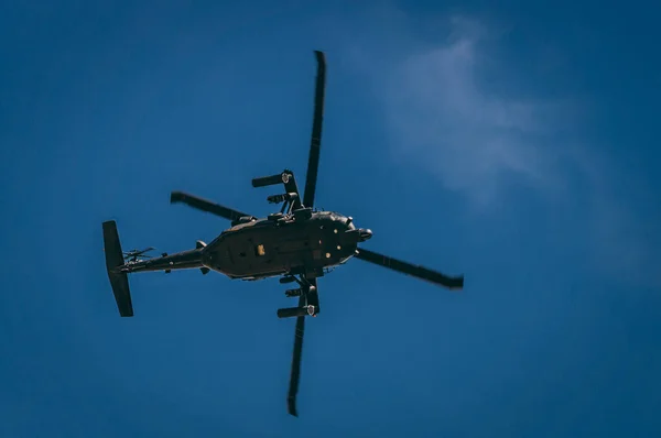 Létající Vrtulník Modré Obloze — Stock fotografie