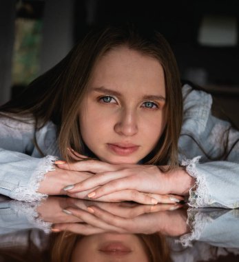  Mavi gözlü, genç ve güzel bir manken.