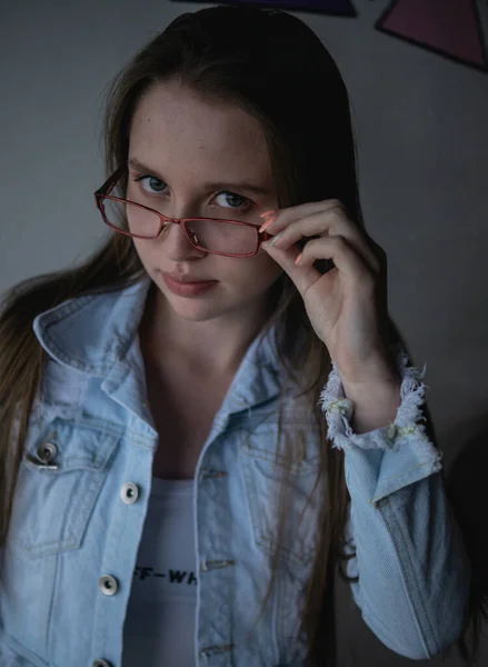 Mavi Gözlü Gözlüklü Genç Güzel Bir Model — Stok fotoğraf