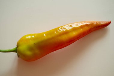 Beyaz arkaplanda kırmızı-turuncu biber