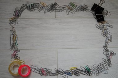 Ataç çerçevesi açık tahta bir zeminde