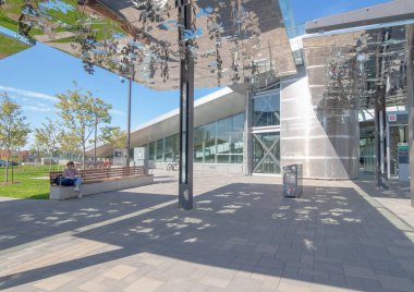 Ottawa 'daki Tremblay LRT istasyonu. OC Transpo (O-Train) hafif demiryolu taşıma sistemi platformu.