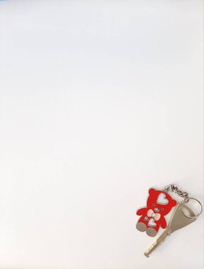 Beyaz zemin üzerinde anahtarlık olan anahtarlıklar
