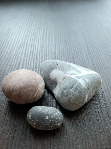 Siyah arkaplandaki taşlar